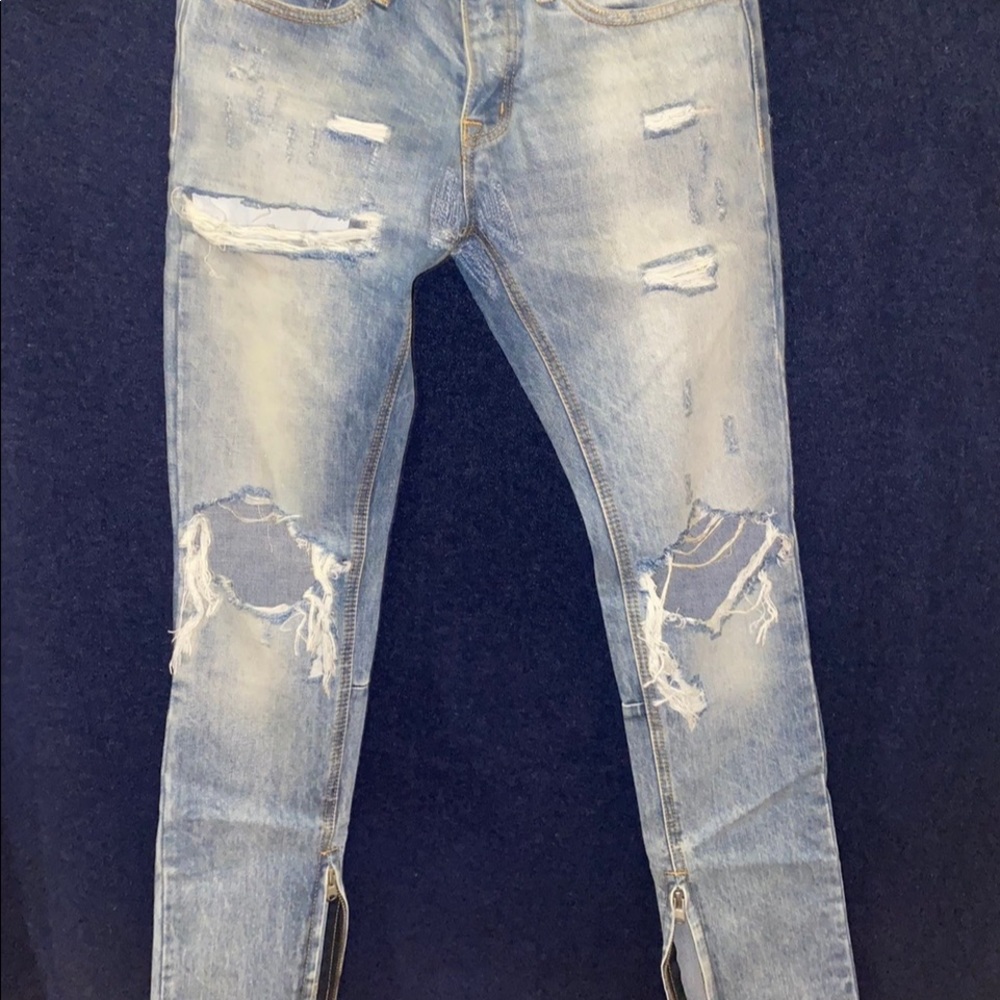 MNML skinny distressed size 30 (fits like a 32x32)